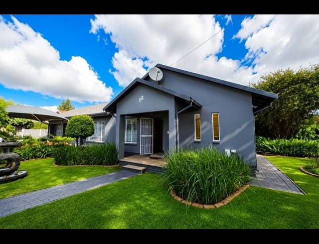 4 BEDROOM HOUSE FOR SALE IN HELIKONPARK